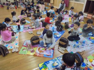 2016 10月１７日　年少　遠足に向けて　ホールでお昼を食べる