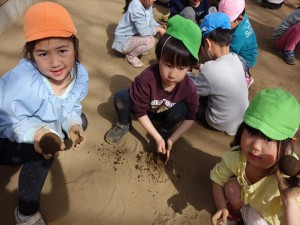 2021　3月1日　年中・年長クラス　泥だんご作り