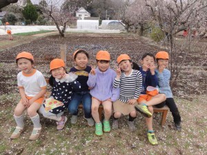 2021　3月2日　年長クラス　芝生で遊ぶ