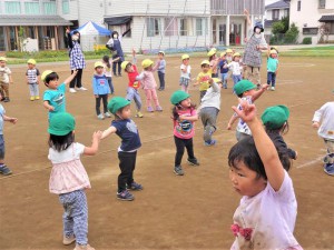 2022　5月13日　2歳児クラス　幼児クラスといっしょにダンス