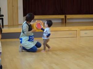 2022　6月24日　２歳児　ホールでいちご狩り？　