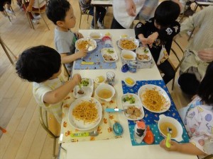 2023　4月14日　年少クラス　初めて給食たべたよ！