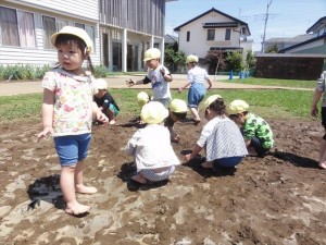 少ひよこはだしで砂場 (1)_R