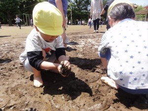 少ひよこはだしで砂場 (4)_R