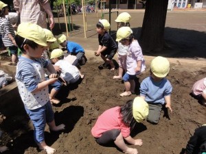 少ひよこはだしで砂場 (8)_R