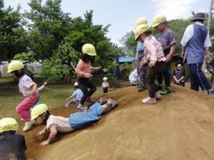 2023　5月11日　年少クラス　山であそぶ